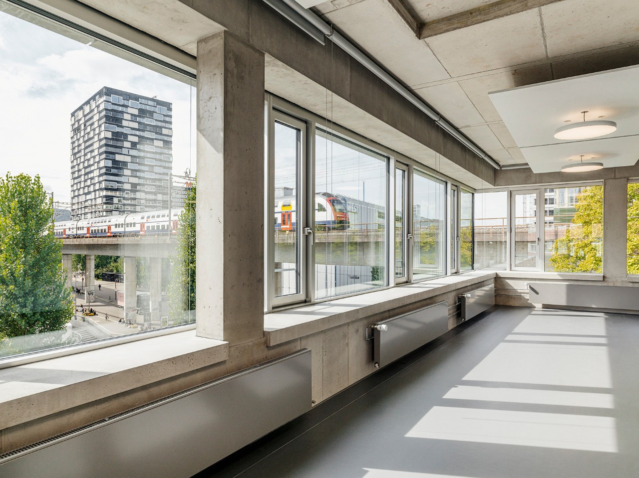 Büroraum im 1. Obergeschoss mit Blick auf SBB-Viadukt (Bild: Bruno Augsburger, Zürich)